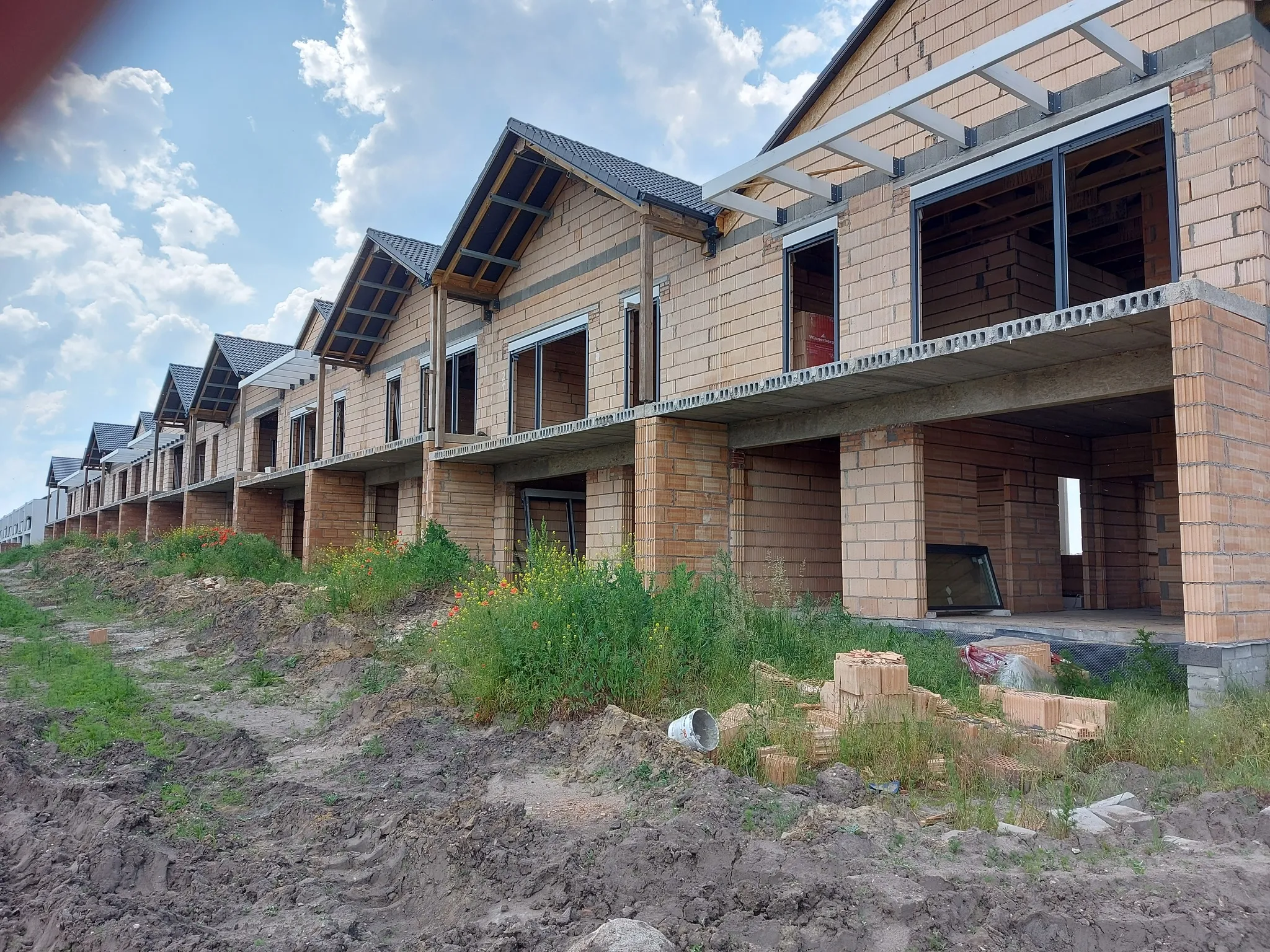 Montaż okien z roletami w Komornikach